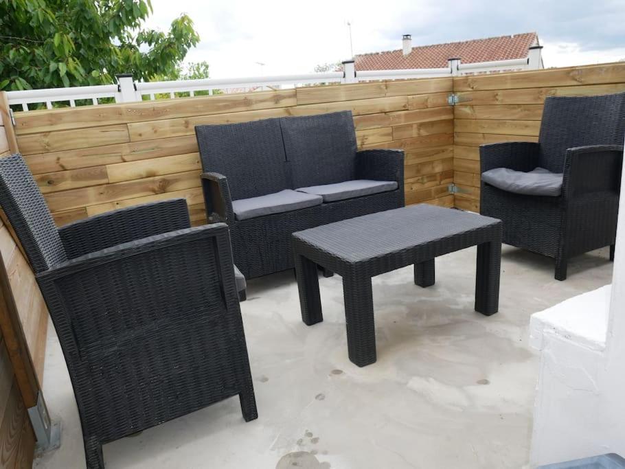 Logement Lumineux Avec Terrasse La Roche-sur-Yon Exteriör bild